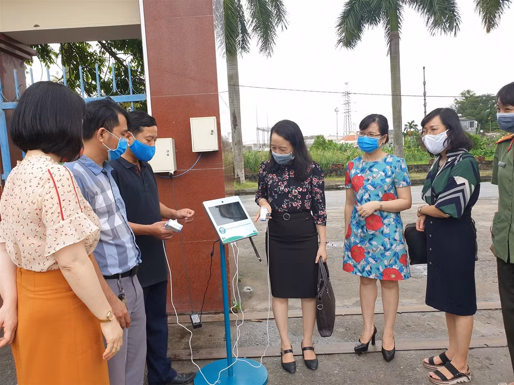 Mỗi điểm thi được trang bị một máy đo thân nhiệt nhanh. Ảnh: internet.