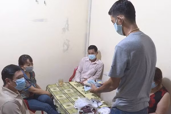 Các đối tượng cùng tang vật được lực lượng chức năng thu giữ.