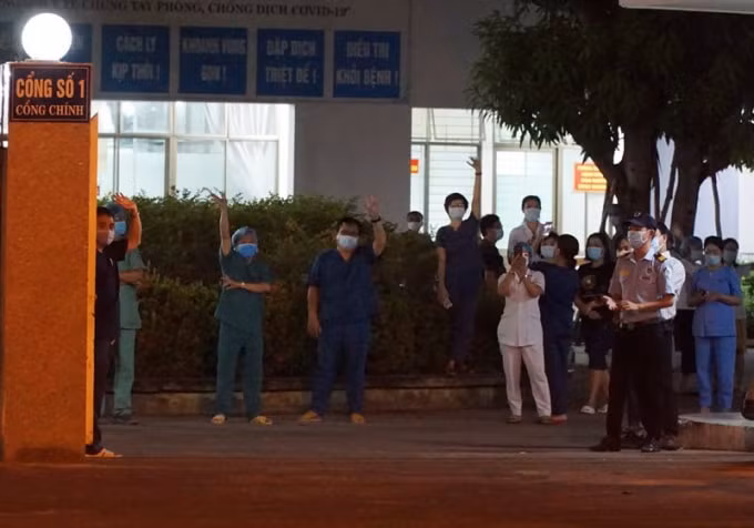 Khoảnh khắc các y bác sĩ Bệnh viện C Đà Nẵng tiến ra khỏi nơi phong tỏa. Ảnh: TL.
