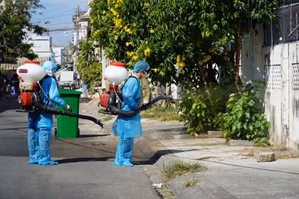Cơ quan chức năng tỉnh Bình Thuận phun khử khuẩn phòng, chống dịch Covid - 19. Ảnh: TL.