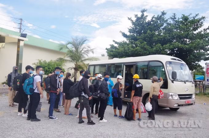 Lực lượng Bộ CHQS tỉnh Thừa Thiên Huế tiếp nhận và bố trí phương tiện đưa công dân khu cách ly tập trung.