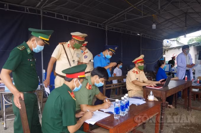 Các lực lượng túc trực làm việc tại điểm kiểm soát số 06 trên Quốc lộ 1A ở thị trấn Lăng Cô, huyện Phú Lộc, tỉnh Thừa Thiên Huế.