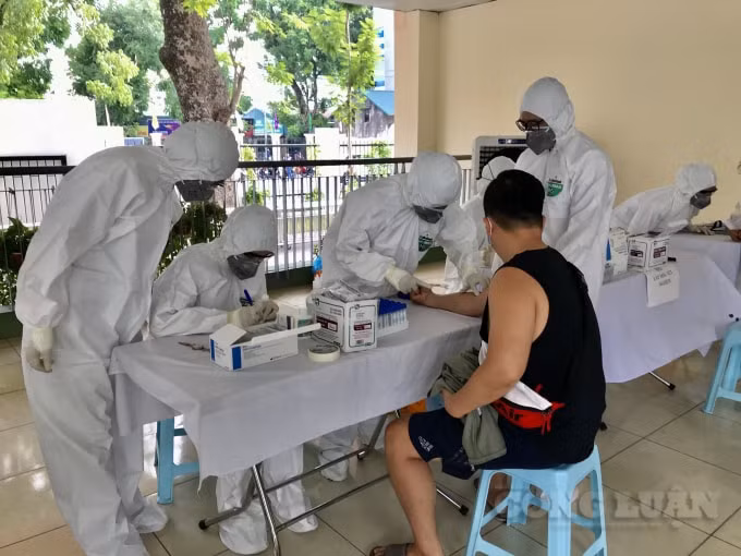 Sau khi xét nghiệm Test nhanh Covid-19 có kết quả âm tính, người dân vẫn cần thực hiện đúng khuyến cáo của Bộ Y tế và không chủ quan trước dịch bệnh