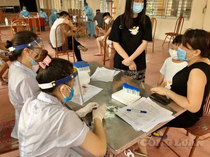 Nhiều điểm xét nghiệm Test nhanh Covid-19 tại Hà Nội đang quá tải do số người đến tăng mạnh