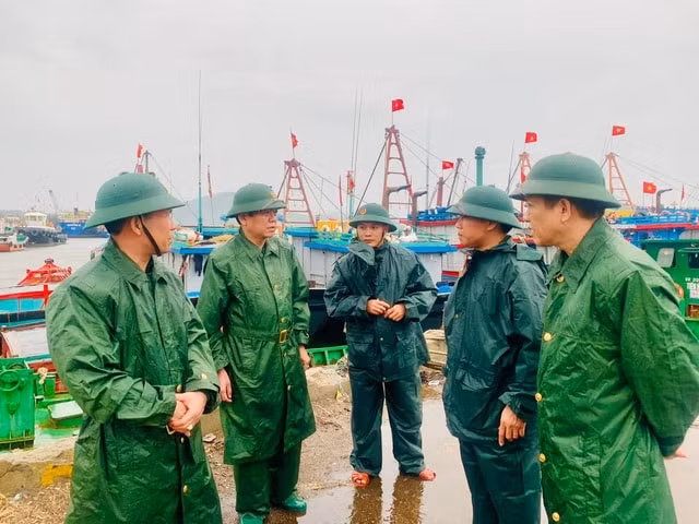Đoàn công tác số 2 của Bộ chỉ huy BĐBP tỉnh do Đại tá Dương Hồng Hải, Phó chỉ huy trưởng làm trưởng đoàn tiếp tục kiểm tra công tác ứng phó bão số 2 tại địa bàn TX Cửa Lò. Ảnh: internet.