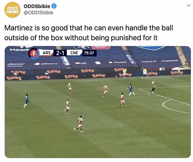 "Martinez chơi hay quá. Anh ta có thể dùng tay bắt bóng ngoài vòng cấm mà không bị phạt". Ảnh: internet.