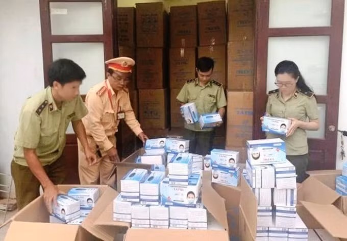 Gần 1 triệu khẩu trang không có giấy tờ chứng minh nguồn gốc bị bắt giữ.