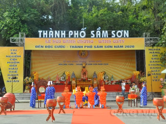 Làng Núi (thuộc phường Trường Sơn, Sầm Sơn) thực hiện nghi Lễ Tế văn trong Lễ hội Bánh chưng - Bánh giầy năm 2020