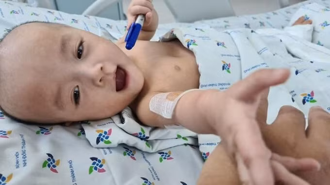 Bé Trúc Nhi đang nở nụ cười với bác sĩ. Ảnh: TL.