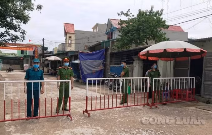 Lực lượng canh gác khu vực bị phong tỏa.