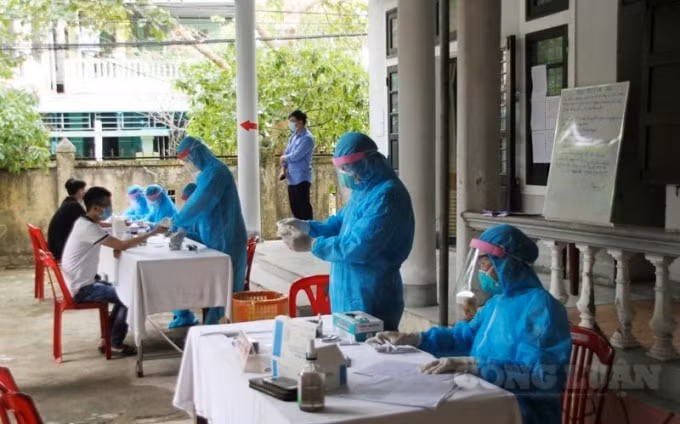 Cơ quan chức năng test nhanh cho những người có nguy cơ lây nhiễm.