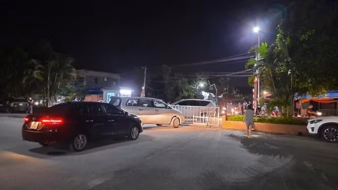 Các chốt kiểm soát đã được lập tại chung cư Tân Việt. Ảnh: Xuân Doãn