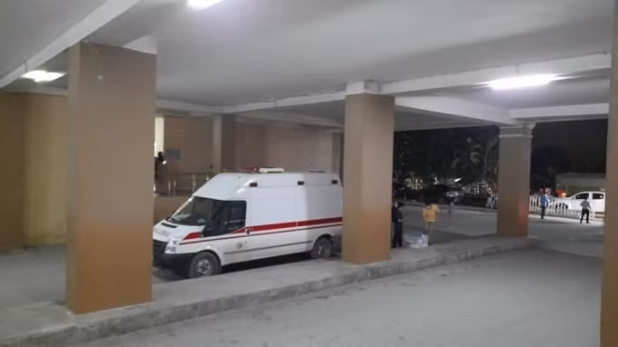 Xe cứu thương của lực lượng chức năng có mặt tại chung cư Tân Việt. Ảnh: Xuân Doãn
