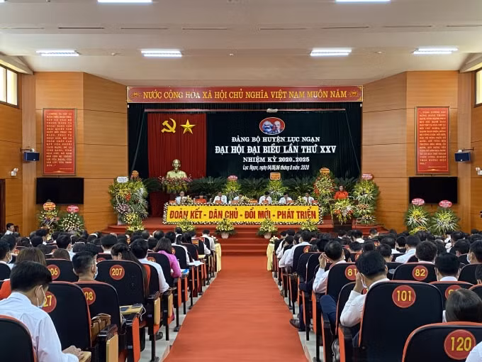 Đại hội Đại biểu lần thứ XXV của huyện Lục Ngạn đã thông qua các nghị quyết phát triển kinh tế, an sinh xã hội trong nhiệm kỳ mới. Ảnh: Hoàng Dương