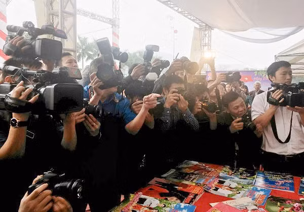 Phóng viên tác nghiệp tại Hội Báo xuân tỉnh Thái Nguyên 2019.