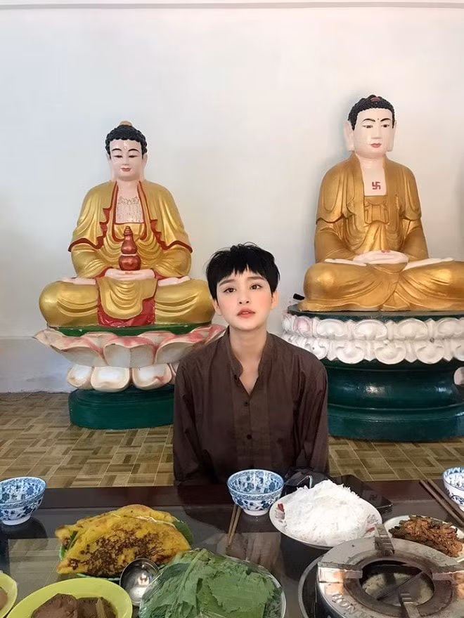 Đăng ảnh đi chùa, nữ ca sĩ cũng bị dân mạng nghi ngờ cầu duyên để... cuối năm cưới Anh Đức