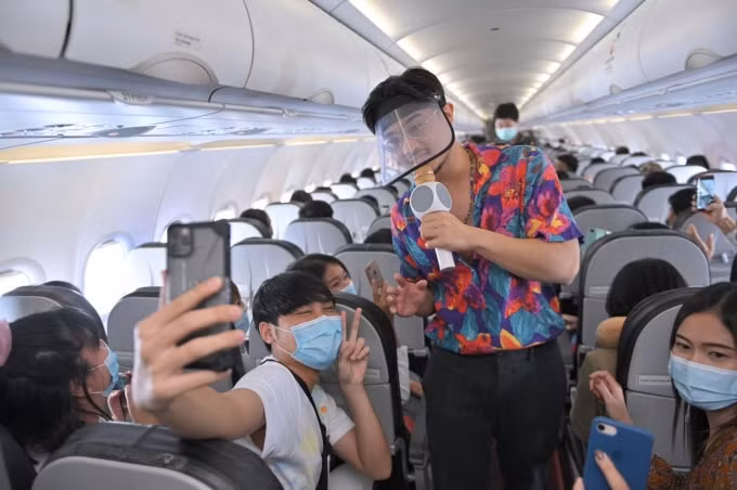 Ca sỹ Thái Lan GunGun biểu diễn khai trương đường bay mới của Thai Vietjet.