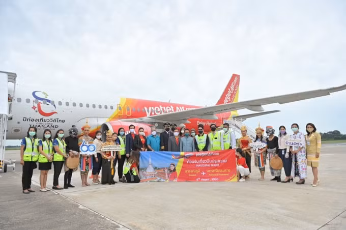 Chuyến bay khai trương từ Băng Cốc (sân bay Suvarnabhumi) đến Nakhon Si Thammarat, trung tâm hành chính phía Nam và một trong những thành phố lâu đời nhất Thái Lan.