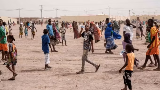 Nhiều người dân phản ứng sau khi Tổng thống Djibouti Ismail Omar Guellehas tham dự lễ ra mắt dự án xây dựng nhà ở được Trung Quốc hỗ trợ tài chính - Ảnh: AFP / Jiji