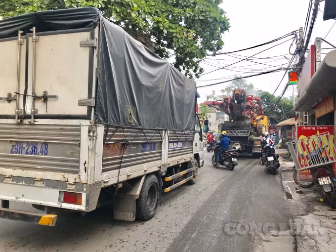 Theo Bộ GTVT, việc giải phóng mặt bằng trong phạm vi bảo vệ kết cấu hạ tầng giao thông đường bộ trên các tuyến quốc lộ đòi hỏi nguồn kinh phí quá lớn