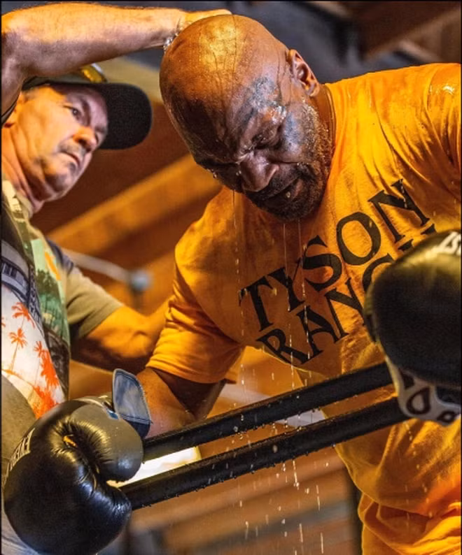 Dù vậy, huyền thoại Mike Tyson đang ráo riết tập luyện chờ đối đầu với Roy Jones. Ảnh: internet.