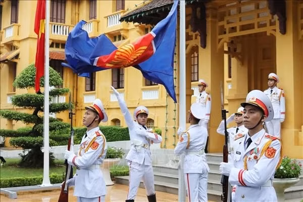Lực lượng tiêu binh thực hiện nghi thức thượng cờ ASEAN. Ảnh: TTXVN