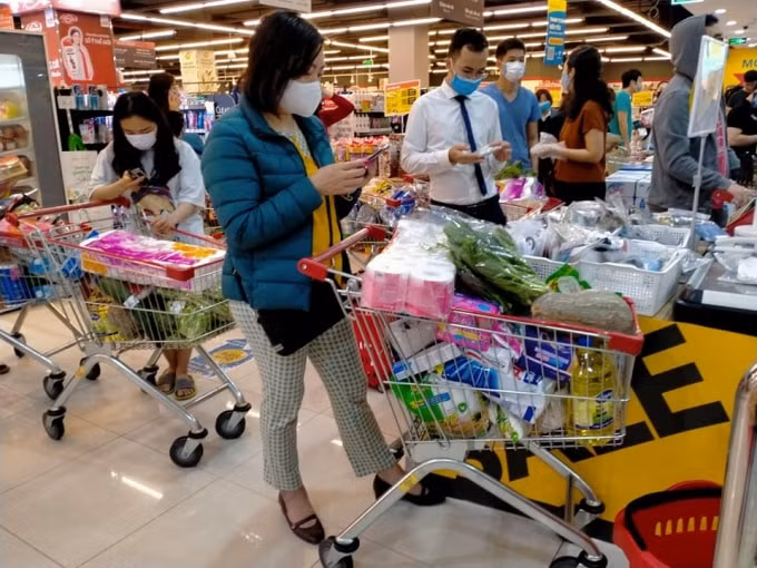Người dân Hà Nội không thiếu lương thực, thực phẩm trong đợt dịch Covid-19. Ảnh: TL.