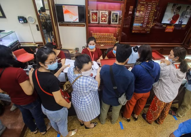 Người dân đổ xô đến 