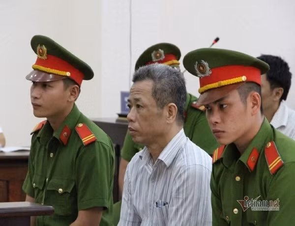 Cựu Bí thư thị xã Bến Cát Nguyễn Hồng Khanh tại phiên tòa sơ thẩm
