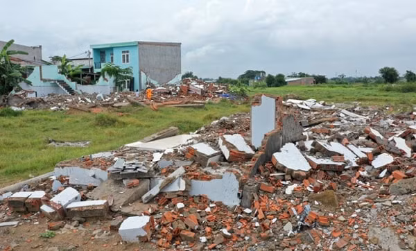 Trên địa bàn huyện Bình Chánh xảy ra nhiều trường hợp xây dựng nhà trái phép, bị cơ quan chức năng cưỡng chế tháo dỡ