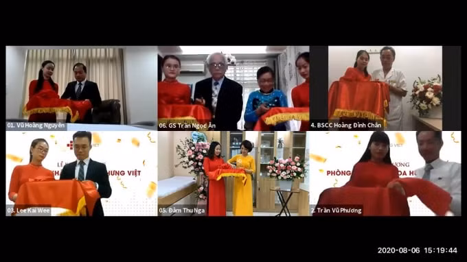 Các đại biểu cắt băng khai trương trực tuyến