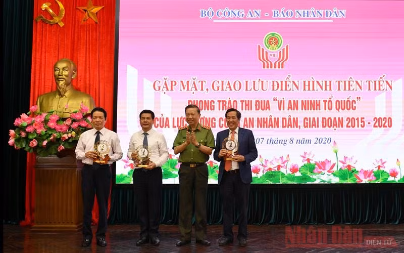 Bộ trưởng Công an Tô Lâm trao kỷ niệm chương tặng các đồng chí lãnh đạo các bộ, ban, ngành và Báo Nhân Dân. Ảnh: Thủy Nguyên