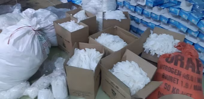 Phát hiện đường dây 'khủng' sản xuất găng tay y tế giả để trục lợi. Ảnh: TL.