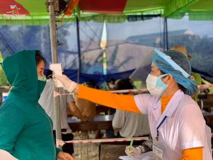 Đo thân nhiệt tại chốt kiểm dịch y tế ở Thùa Thiên Huế. Ảnh minh họa.