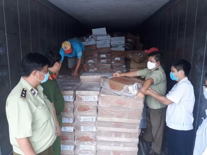 Lực lượng chức năng tiến hành kiểm tra kho lạnh, phát hiện 19 tấn thực phẩm ôi thiu, không rõ nguồn gốc. Ảnh: TL.