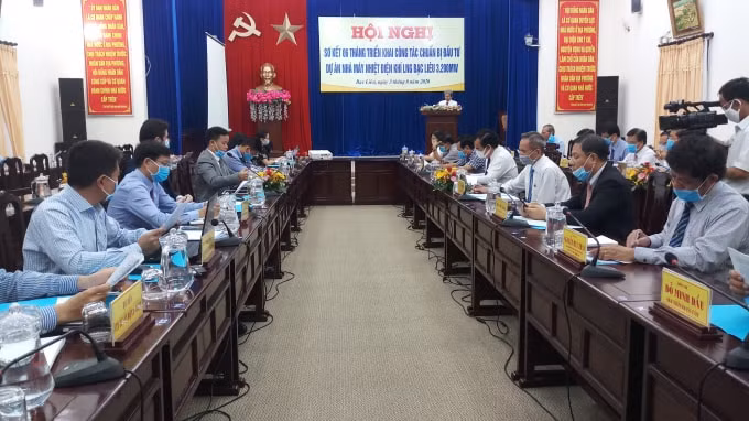 Lãnh đạo tỉnh Bạc Liêu làm việc với nhà đầu tư về công tác đầu tư dự án Nhà máy điện khí LNG Bạc Liêu. (Ảnh: Minh Luân)