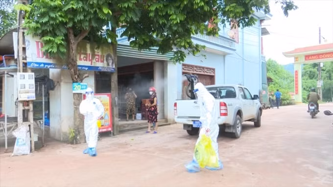 Lực lượng chức năng tiến hành phun khử khuẩn khu vực có các bệnh nhân nhiễm Covid-19 trên địa bàn huyện Sơn Động. Ảnh: Nguyễn Hoà