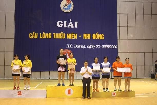 Ban tổ chức trao giải Nhất, Nhì, Ba cho các vận động viên