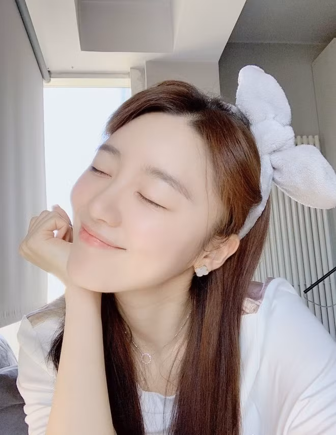 Trương Nguyệt sở hữu nhan sắc có phần trẻ trung hơn so với tuổi thật.