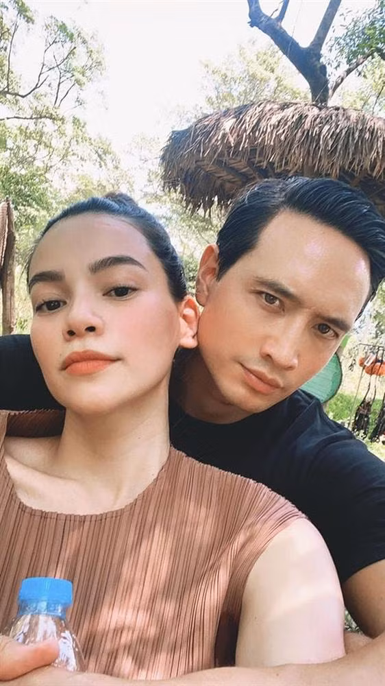 Trong suốt thời gian Hà Hồ mang thai, Kim Lý liên tục có hành động thể hiện tình cảm.