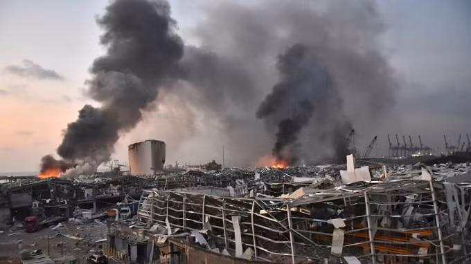 Hiện trường vụ nổ tàn phá khu vực cảng gần thủ đô Beirut của Lebanon - Ảnh: Reuters