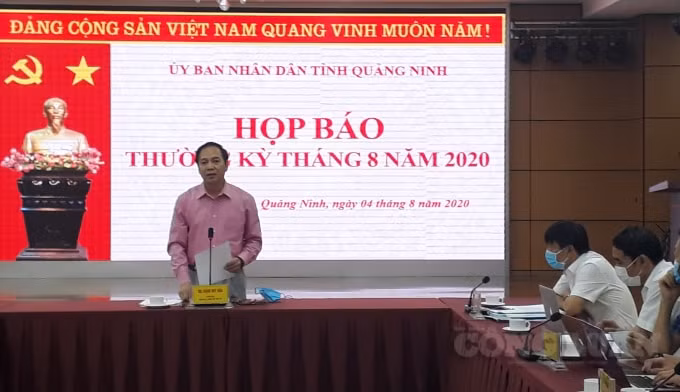 Đồng chí Đặng Huy Hậu, Phó Chủ tịch Thường trực UBND tỉnh Quảng Ninh thông tin với các nhà báo về những khó khăn trong kỳ thi THPT năm 2020. Ảnh: Nguyễn Quân.