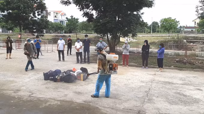 Phun thuốc khử trùng tại khu cách ly.