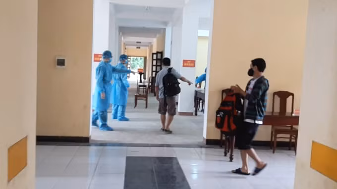 Tiếp nhận các công dân về cách ly tại khu cách ly Hương Sơ.