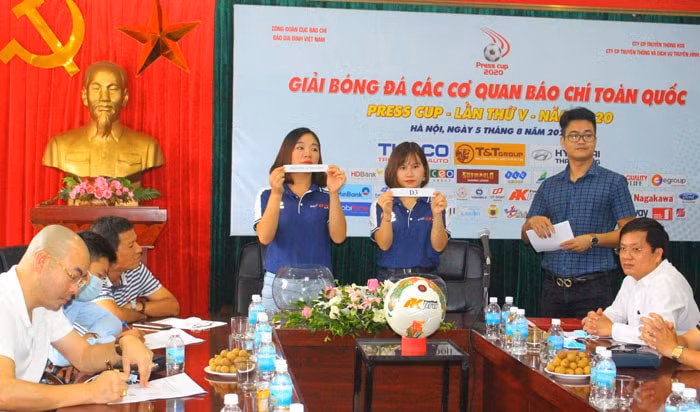 Ban tổ chức Press Cup cũng đã tiến hành bốc thăm chia bảng vòng loại khu vực Hà Nội, tham dự nhiệt tình của 12 đội bóng cho là mạnh nhất trong khối các cơ quan báo chí phía Bắc. Ảnh: internet.