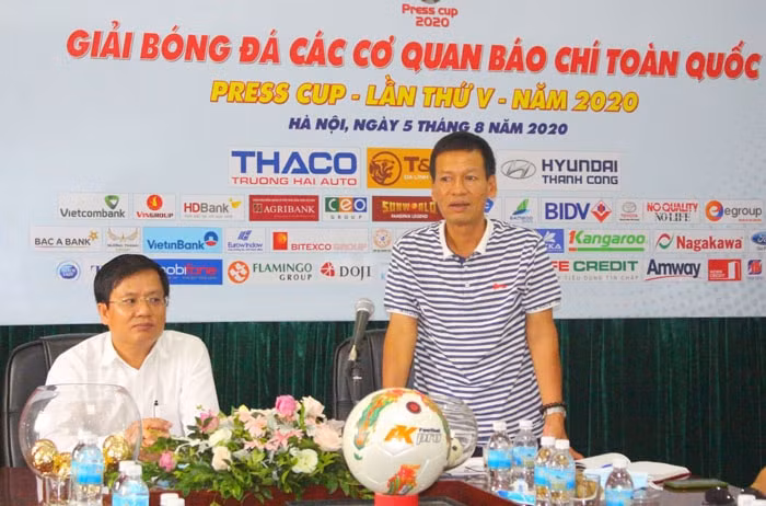 Ông Trương Thế Toàn - Phó ban Trọng tài Liên đoàn bóng đá Hà Nội phổ biến một số quy chế mới của Press Cup 2020. Ảnh: internet.