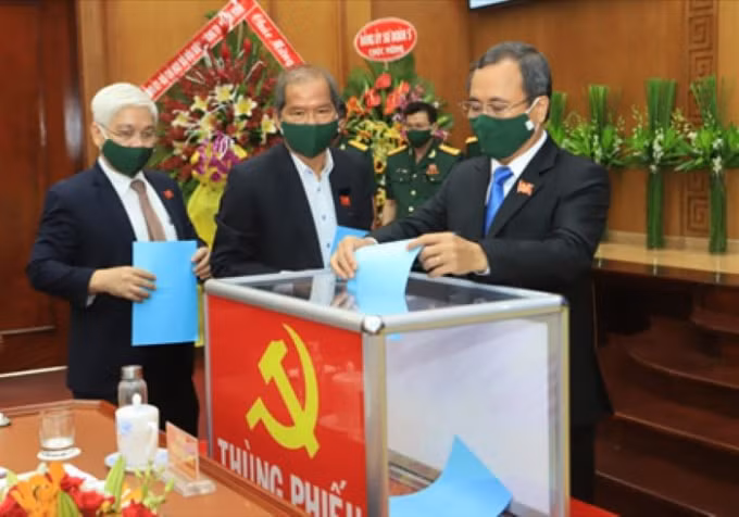 Các đại biểu tham gia bỏ phiếu bầu