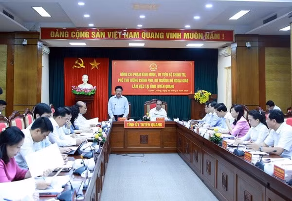 Phó Thủ tướng, Bộ trưởng Ngoại giao Phạm Bình Minh phát biểu tại buổi làm việc với tỉnh Tuyên Quang