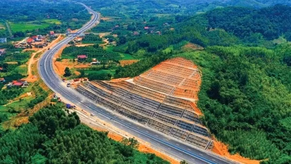 UBND tỉnh Lạng Sơn đã bổ sung thêm phương án phân kỳ quy mô đầu tư cao tốc Chi Lăng - Hữu Nghị 2 giai đoạn. Ảnh minh họa