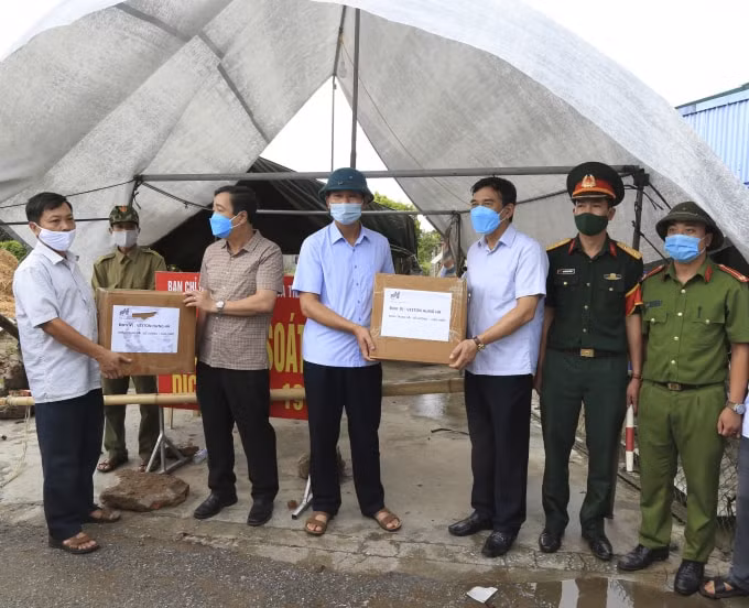 Lãnh đạo tỉnh Thái Bình trao tặng khẩu trang phòng, chống dịch Covid-19 cho xã Hòa Tiến, huyện Hưng Hà.